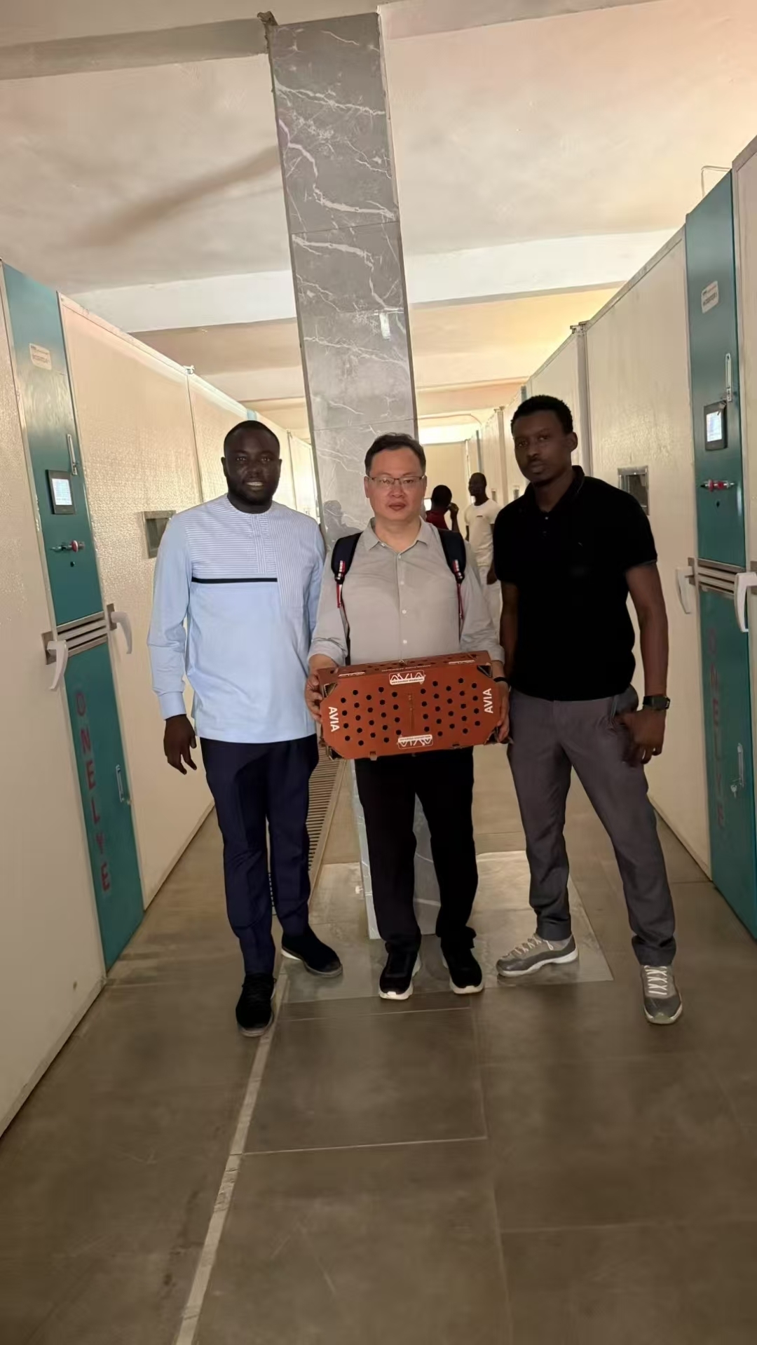 Blog perusahaan terbaru tentang Petani Kenya Bergulat dengan Pemadaman Listrik dan Fluktuasi Suhu: Bagaimana Inkubator Satu Tahap Menjaga Tingkat Penetasan Tetap Stabil